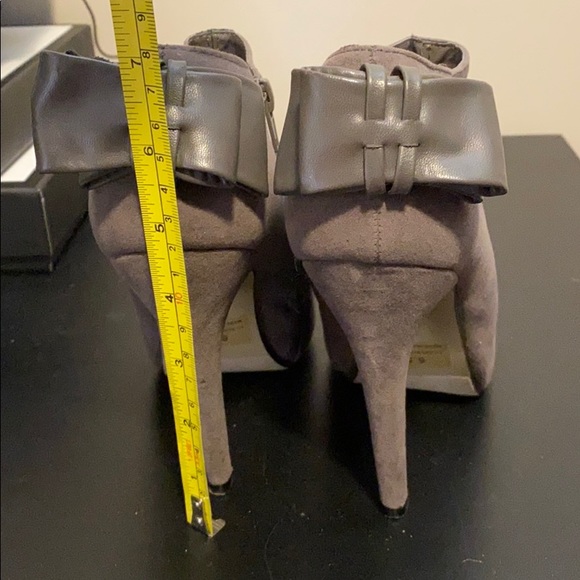 Grey suede ankle booties with back bow - Picture 4 of 8
